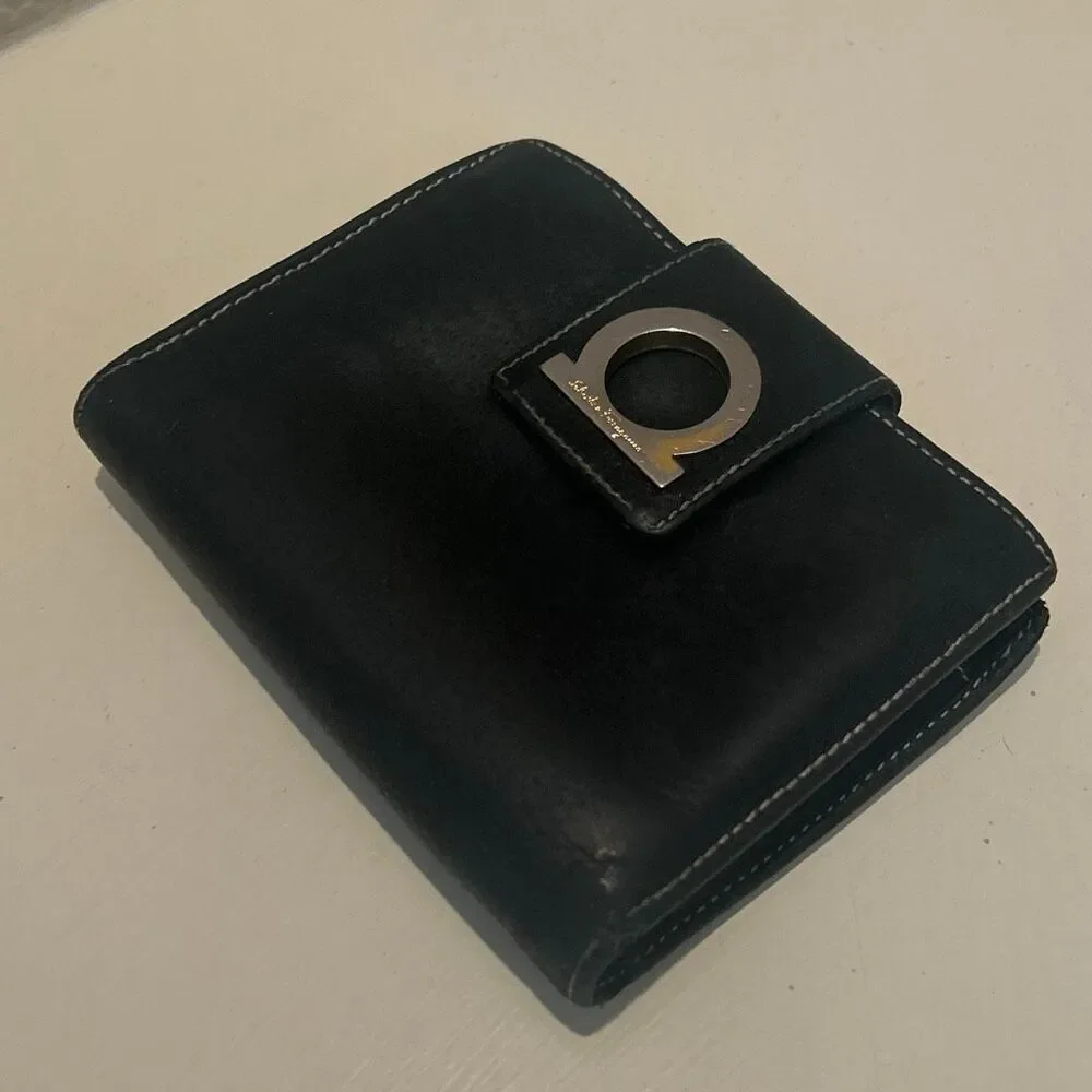 Ferragamo Compact Gancini Tab Wallet Black Leather Preppy Equestrian Old Money